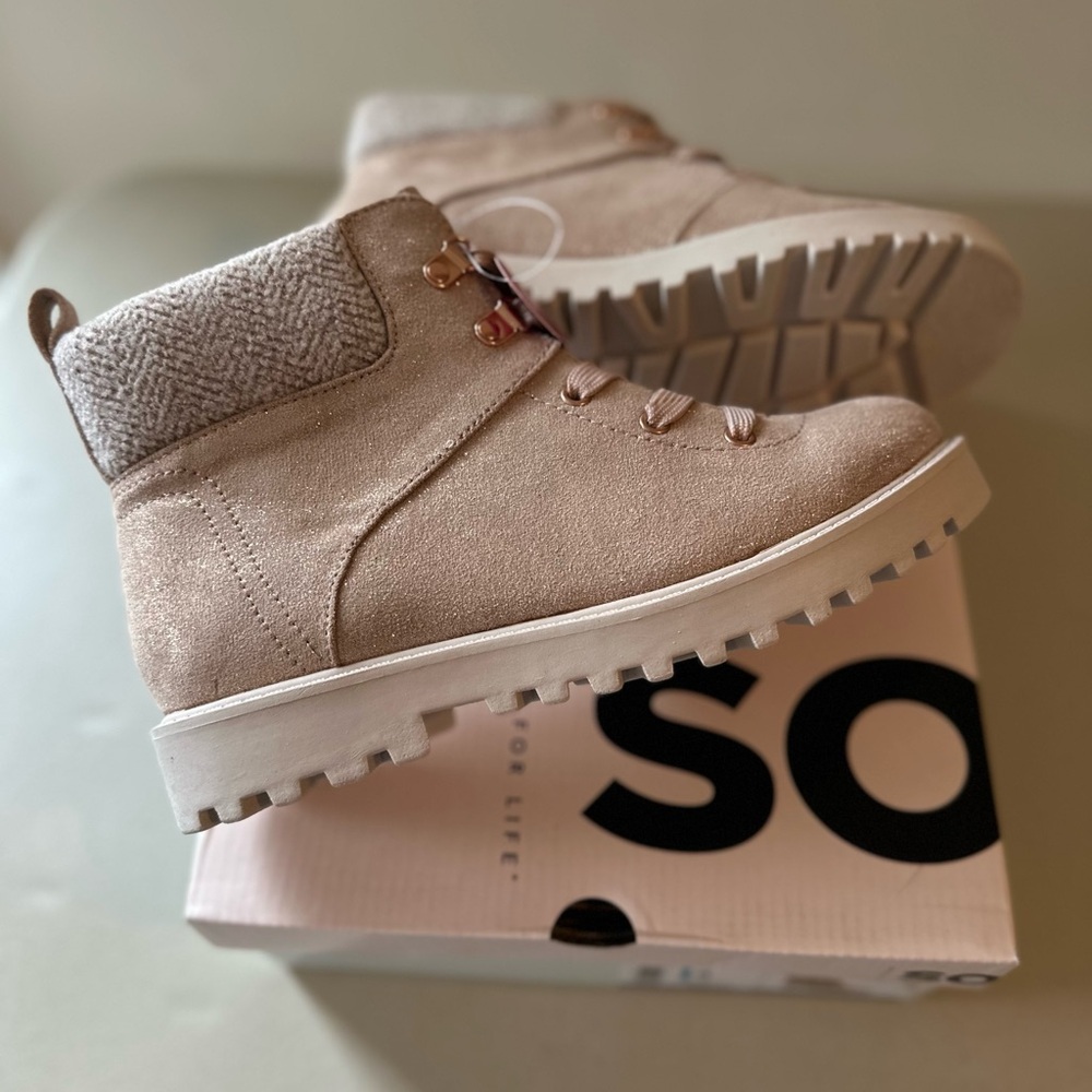 NIB SO Muscovy Boots ROSE GOLD Youth Size 4